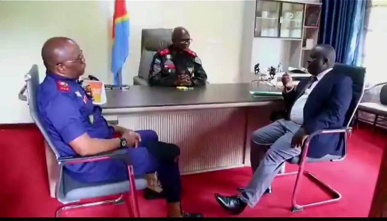 Le Consul ougandais Isingoma Kusemererwa en tête-à-tête  avec le Gouverneur militaire du Nord-Kivu et son adjoint