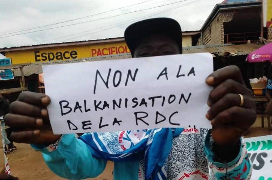 Un manifestant pacifique brandissant une pancartes "Non à la balkanisation de la RDC" [photo d’illustration]