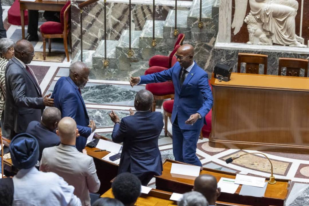Le président de la chambre basse du parlement Vital Kamerhe et Harerimana Mussa, vice-président de la chambre des députés rwandais, à Paris, dimanche 13 juillet 2025