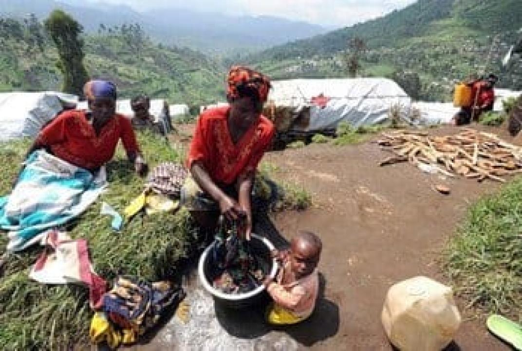 Une femme congolaise fait la lessive dans un camp de déplacés, dans le territoire de Masisi, au Nord-Kivu [photo d’illustration]
