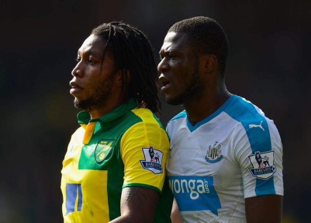 Dieumerci Mbokani en duel avec Chancel Mbemba lors d’un match opposant Norwich et New Castel United, le 02 avril 2016, en Premier League