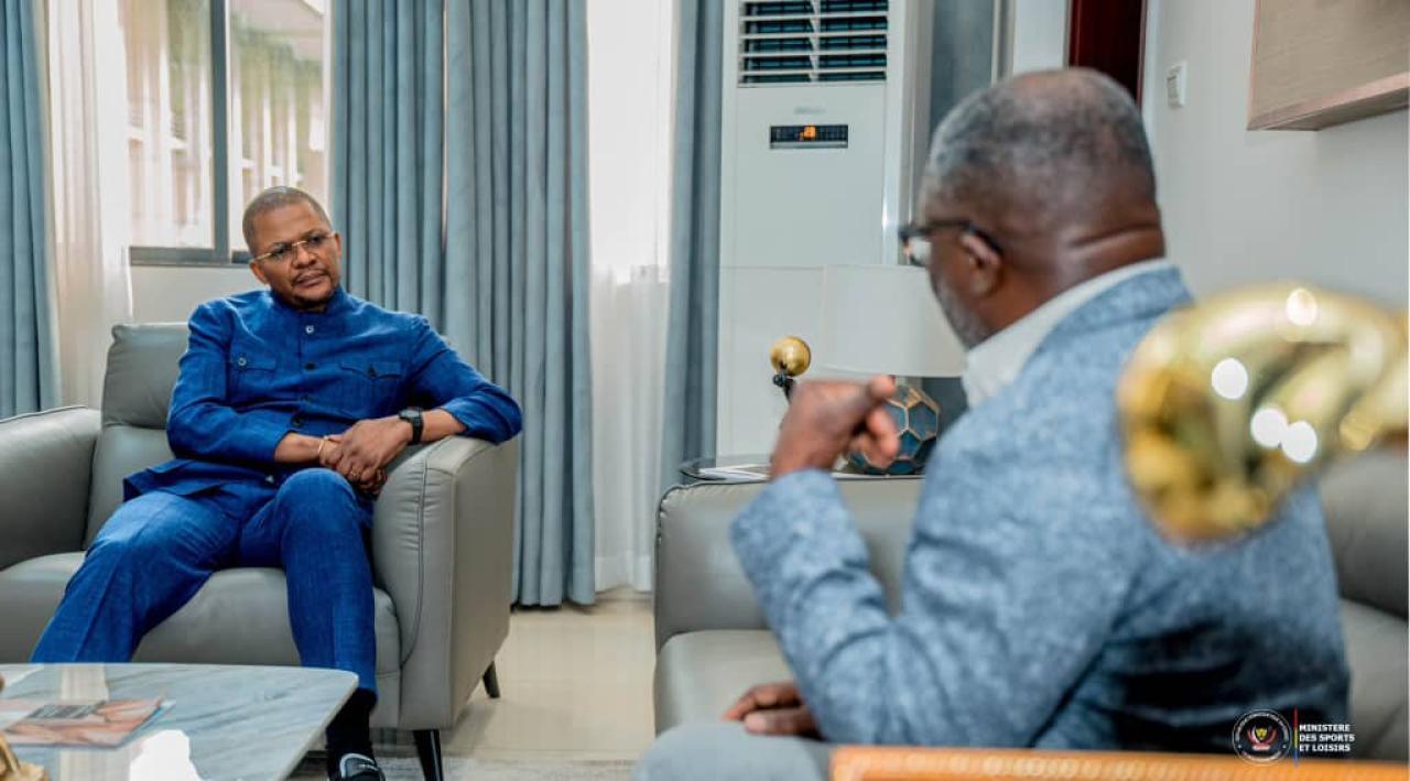 Le ministre des Sports, Didier Budimbu, échange avec le sélectionneur des Léopards A’, Otis Ngoma, en prélude au CHAN 2025.