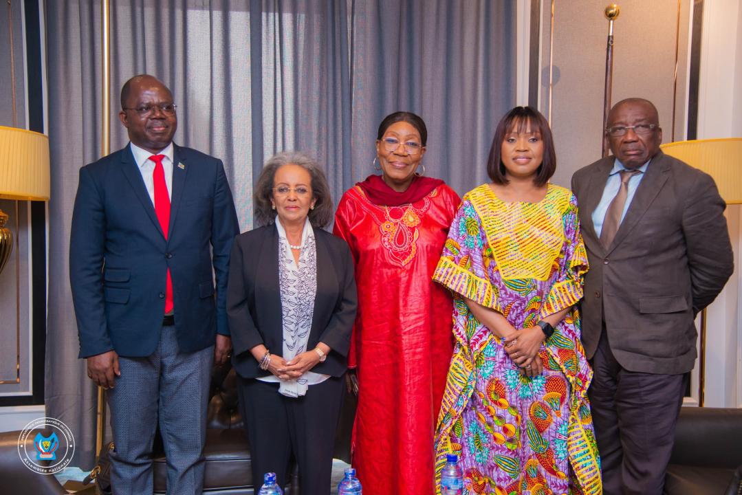 Une pause entre quelques membres du bureau de l'Assemblée nationale et la délégation de l'Union africaine, à Kinshasa, mardi 15 juillet 2025