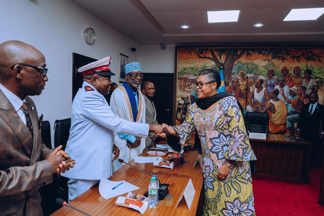 Poignée de main entre la Première Ministre Judith Suminwa et le Représentant de l'église Armée du Salut