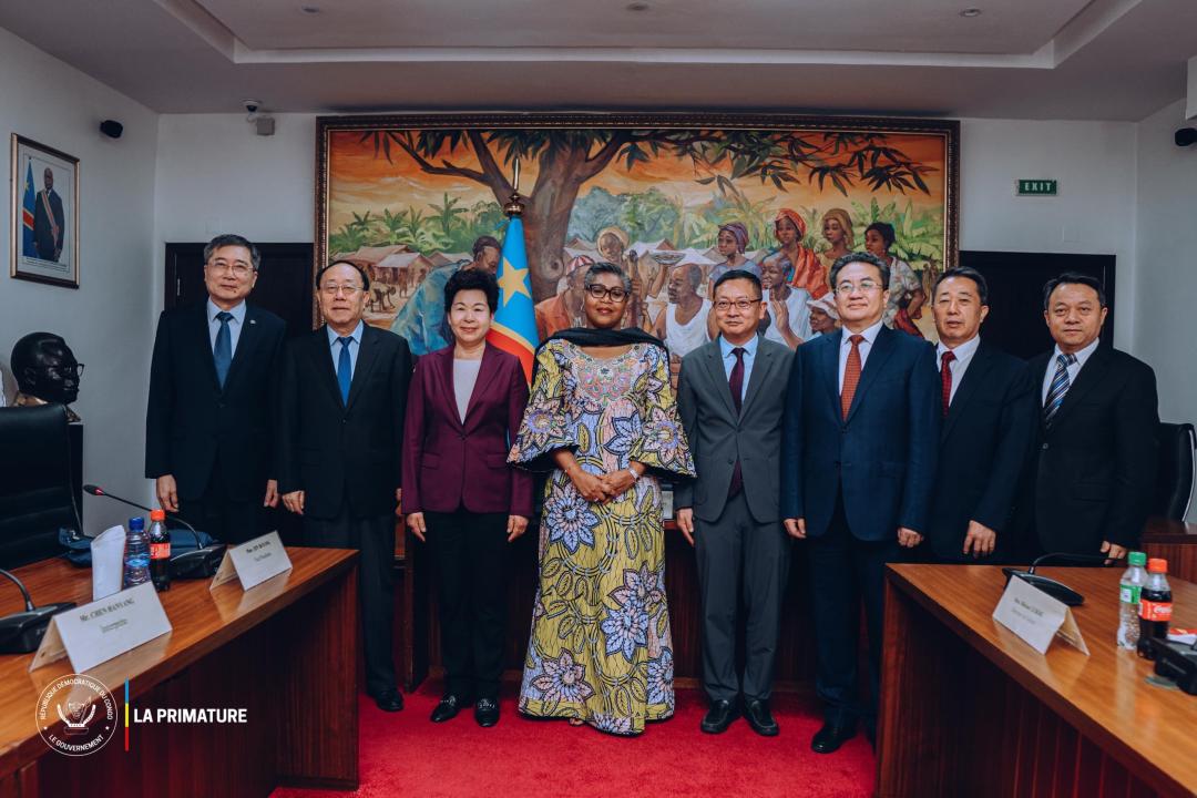 Diplomatie : Judith Suminwa échange avec la CCPPC sur le renforcement du partenariat stratégique entre la RDC et la Chine  Par Prehoub Urprus  La Première ministre Judith Suminwa Tuluka a reçu, mardi 15 juillet 2025, à Kinshasa, une délégation de haut niveau du CCPPC -Comité national de la Conférence consultative politique du peuple chinois-, conduite par Mme Qin Boyong. Cette rencontre s'inscrit dans le cadre du partenariat stratégique global entre la Chine et l’Afrique.  Les échanges ont porté principalem