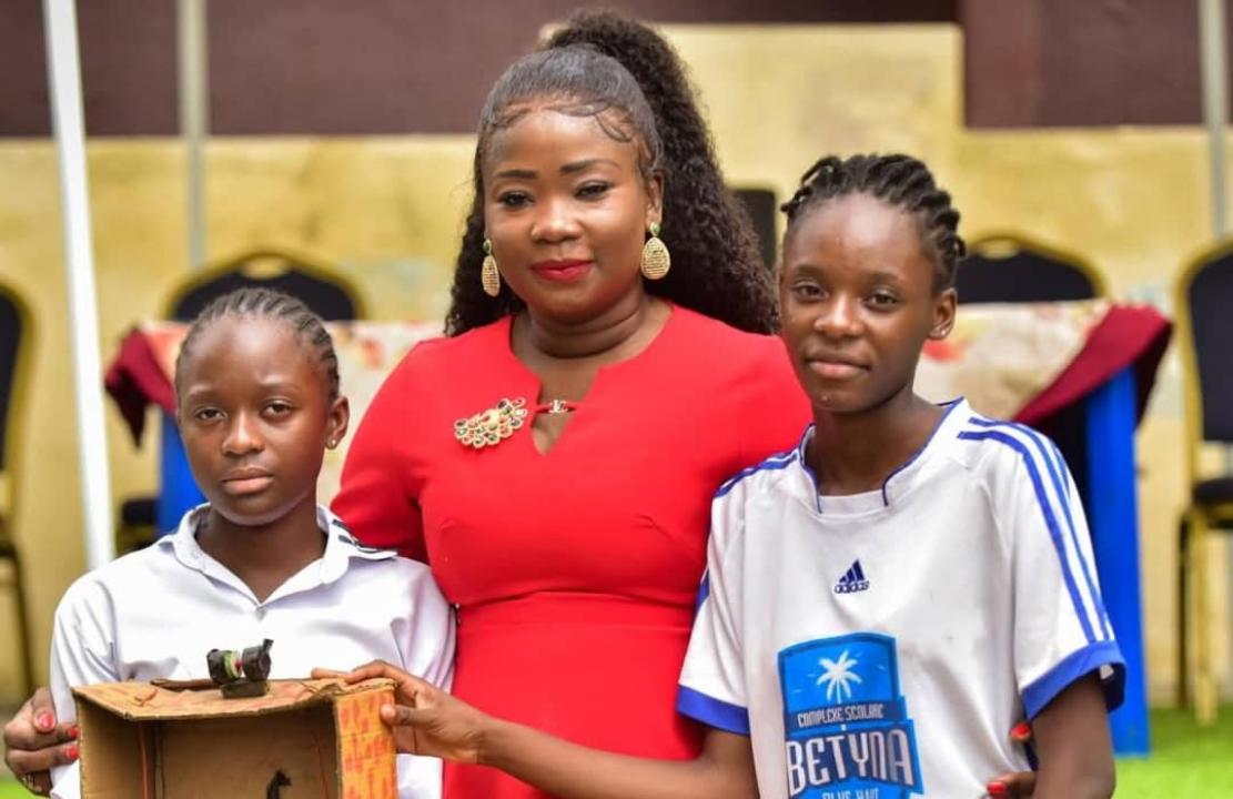 La députée nationale, Christelle Vuanga et deux jeunes filles. [Photo d'illustration]