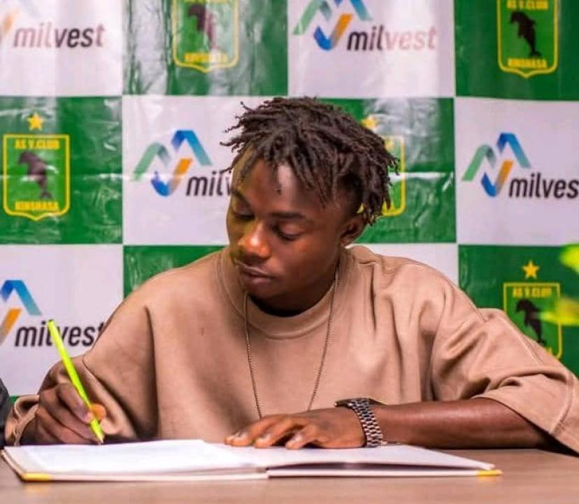 Diakana Marzouk lors de sa signature à l'AS VClub.