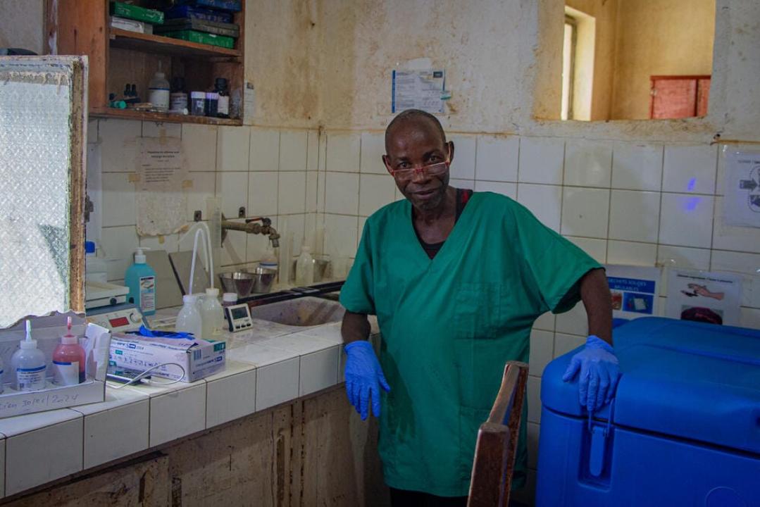 Un technicien de laboratoire à l’hôpital général de Walikale, Il prépare les échantillons biologiques des patients et les analyse au microscope à l’aide de lames d’observation [photo d'illustration]