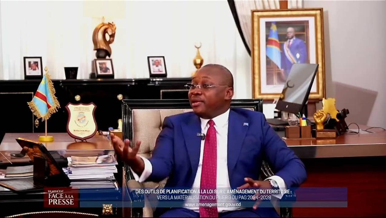 Le ministre Guy Loando Mboyo, lors d’une conférence de presse animée, ce 18.07.2025 à Kinshasa