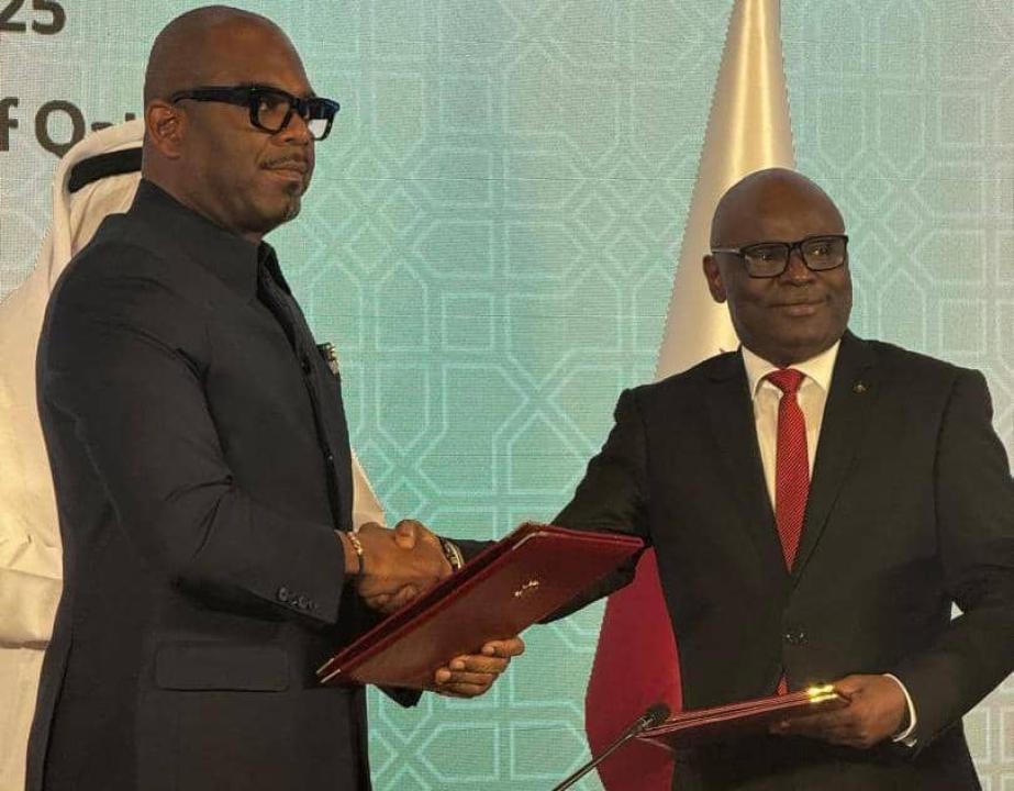 Sumbu Sita Mambu du Gouvernement congolais et Benjamin Mbonimpa du M23-AFC après la signature de la Déclaration des Principes à Doha