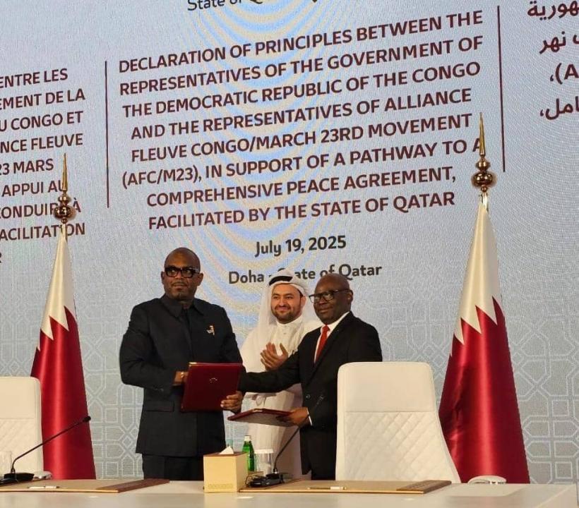 Sumbu Sita Mambu, représentant du gouvernement congolais, et Benjamin Mbonimpa, secrétaire permanent du M23-AFC, après la signature de la Déclaration de principes, en présence des autorités qataries.