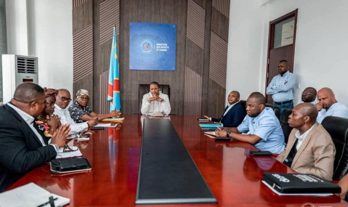 Le ministre des sports et loisirs, Didier Budimbu en réunion avec les membres du CONOR de la FECOFA.
