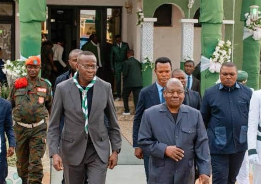 Le VPM, Daniel Mukoko Samba aux côtés de Papa Simon Kimbangu, à Nkamba.