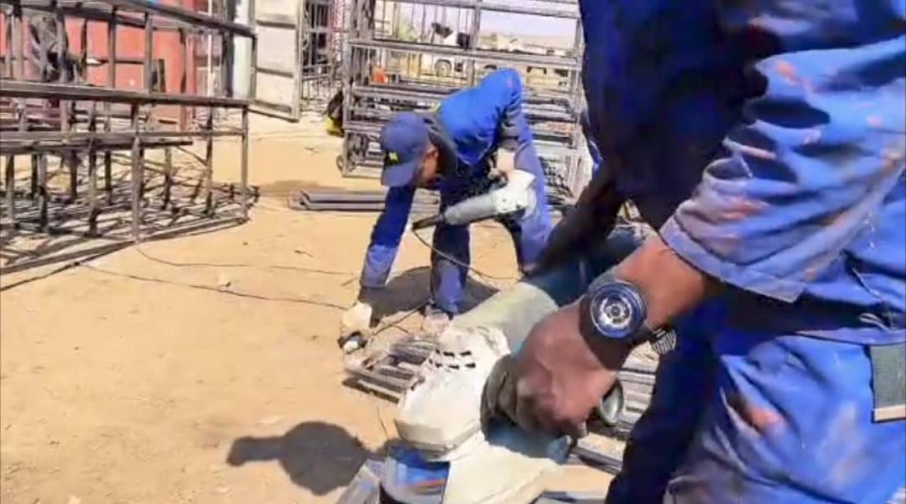 Des jeunes bâtisseurs, ex-Kuluna, entrain de fabriquer des pupitres-bancs dans l'atelier du Service National basé à Lubumbashi