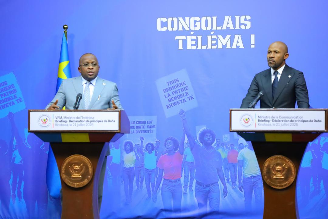 Le VPM de l'intérieur Jacquemain Shabani et son collègue de la Communication et Médias, Patrick Muyaya Katembwe, lors d'un briefing presse sur la déclaration de principes de Doha