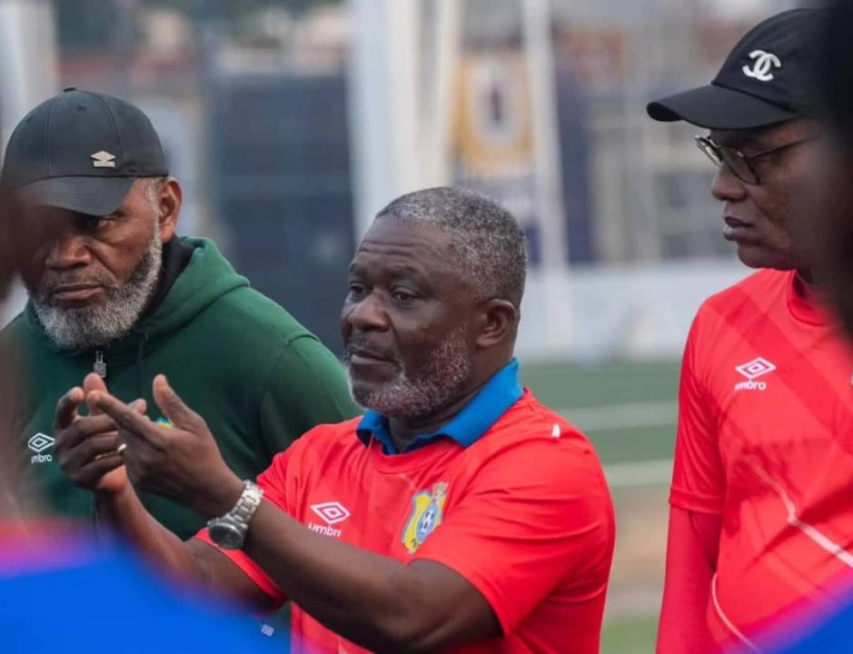 Le sélectionneur national des Léopards A', Otis Ngoma et ses adjoints.