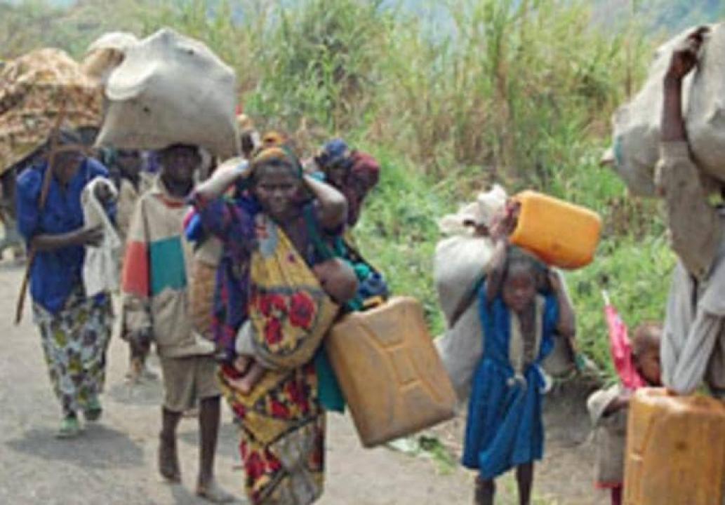 Un groupe des personnes fuient les combats dans le territoire de Masisi