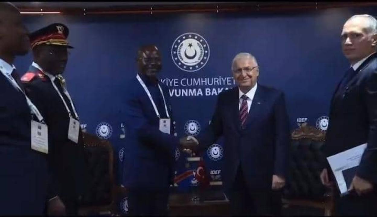 Une poignée de mains entre le VPM de la défense nationale Guy KABOMBO MUADIAMVITA et son homologue turc Yasar GÜLER