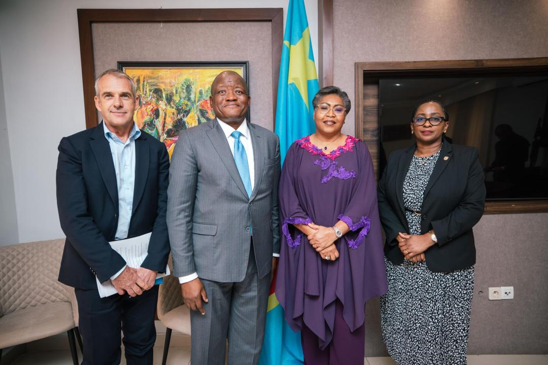 La Première Ministre Judith Suminwa pose avec la délégation la délégation de Standard Bank Group