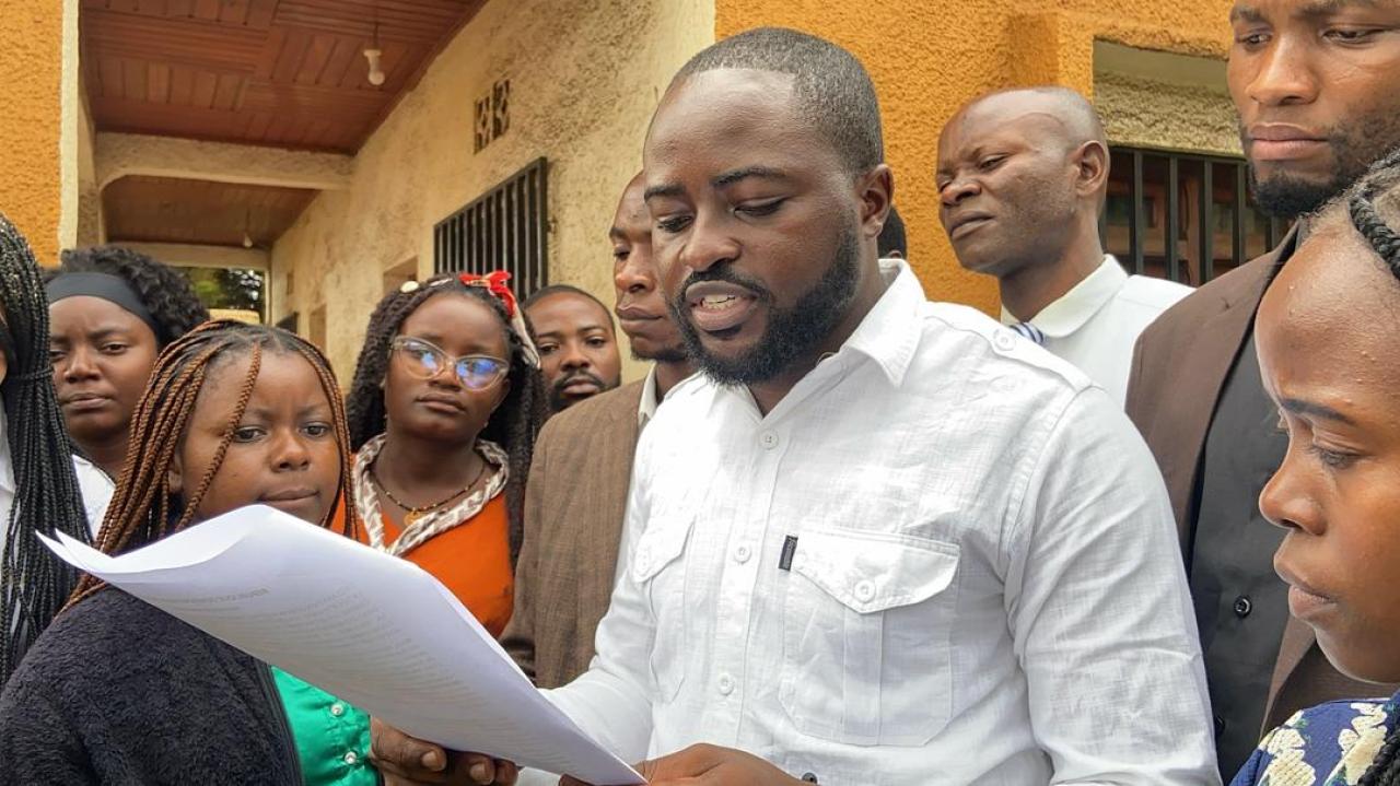 Jordan Mugisha, du Parlement des jeunes Nord-Kivu, lit une déclaration contre les discours haineux visant le gouverneur Somo et Sukisa, coordonnateur du P-DDRCS