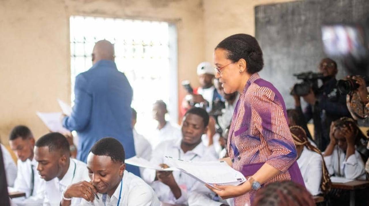 La ministre Raïssa Malu distribuant les items de l’Exetat 2025 au collège Don Bosco de Kinshasa