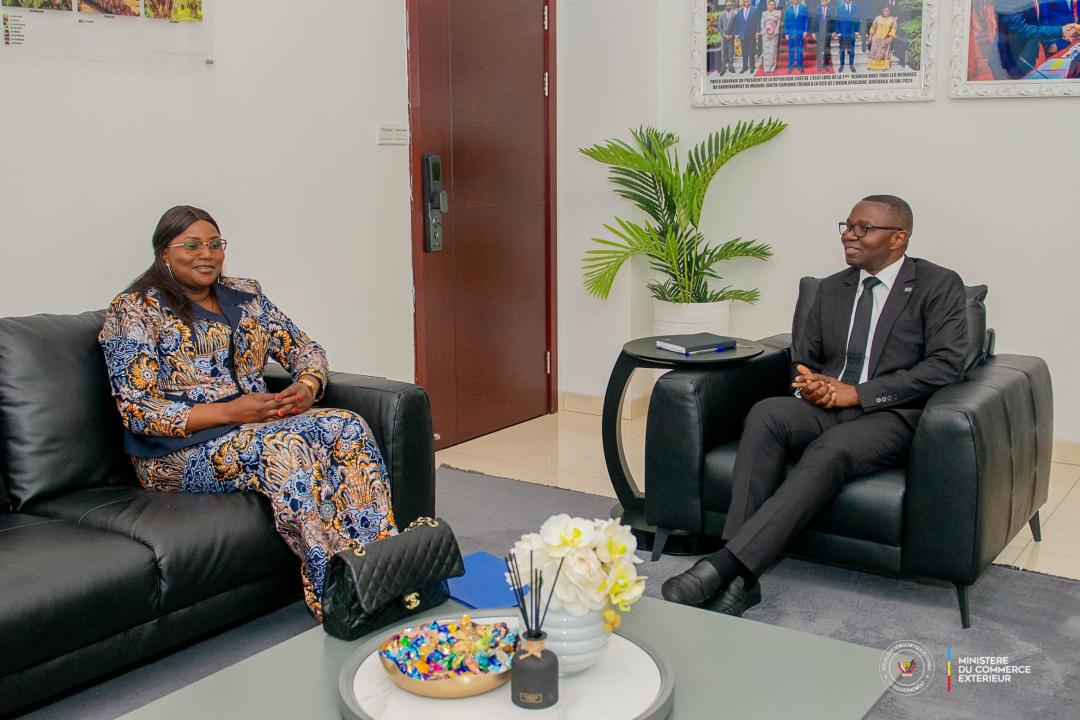 La ministre provinciale du Haut-Uélé Rachel Makasiane Gasi, envoyée spéciale du gouverneur Jean Bakomito Gambu reçue par le ministre Julien Paluku Kahongya