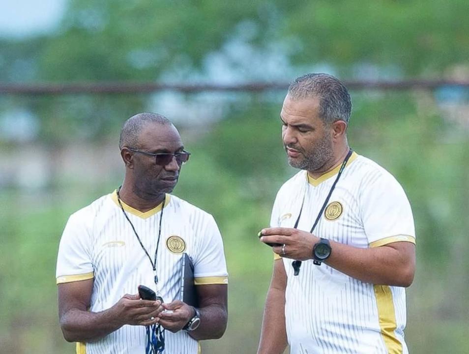 Florent Ibenge et l'un de ses adjoints d'Azam FC.
