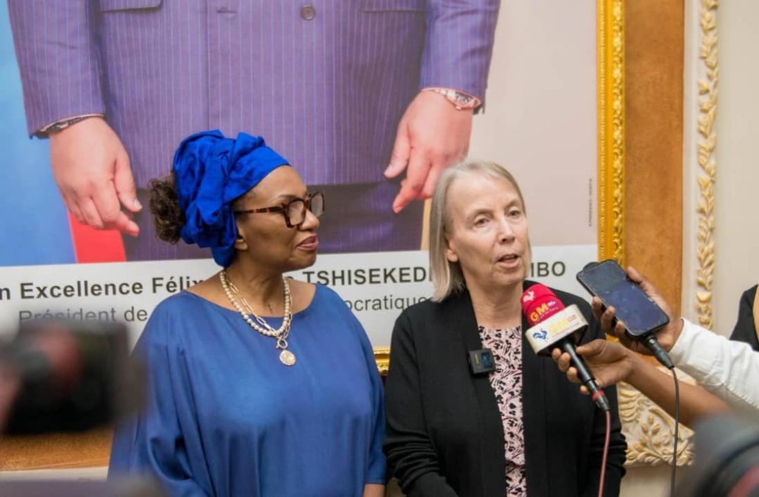 Chantal Yelu Mulop et l’ambassadrice Lucy Tamlyn [photo d’illustration]