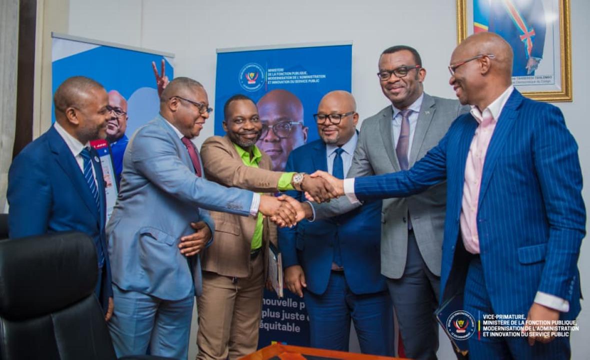 Poignée de mains entre les délégués syndicaux du personnel médical, paramédical et administratif et les membres du gouvernement congolais.