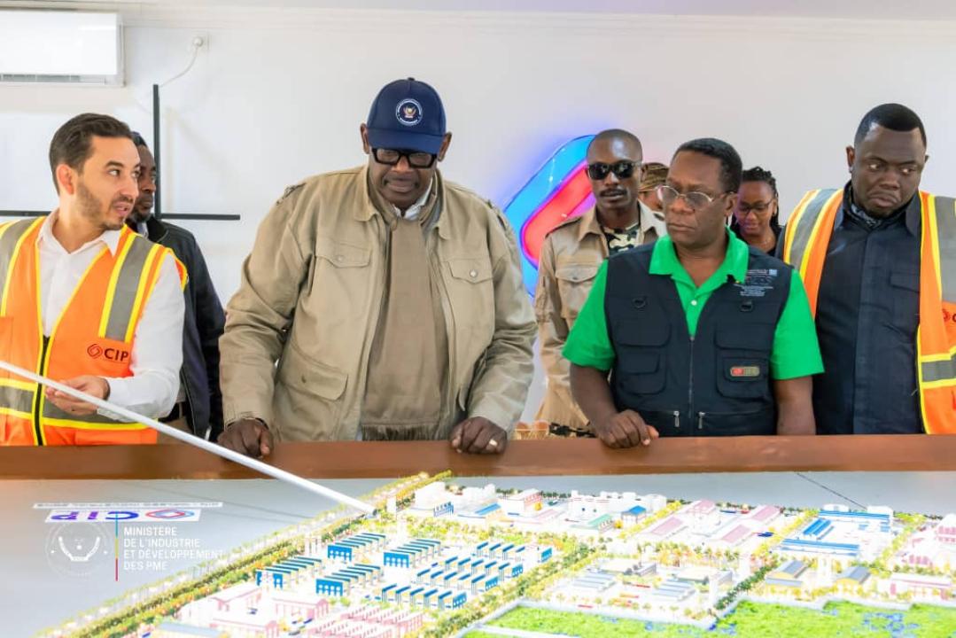 Le ministre Louis Watum inspecte les travaux sur le site de la ZES Kin Malebo