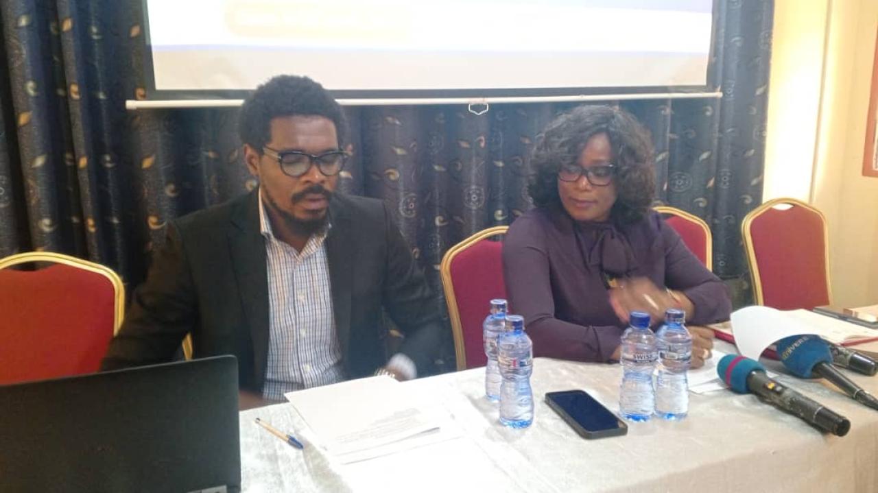 Le chargé de protection de l' ACAJ, Me Sylva Mbikayi,  et Me Joséphine Mbela,  chargée de plaidoyer et administration de l'ACAJ, lors d'un point de presse co- animé ce samedi 02 août, à Kinshasa, en RDC