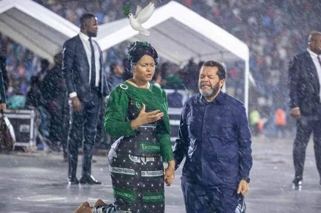 Le Pasteur Marcelo Tunasi et son ex-épouse Blanche Odia dans une session de prière [photo d’illustration]