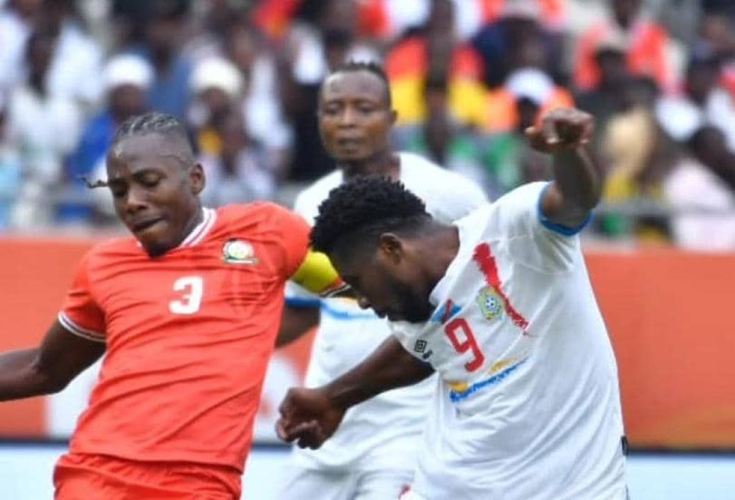 L'avant-centre congolais, Jephté Kitambala en duel avec un défenseur kényan. [ Photo d'illustration ]
