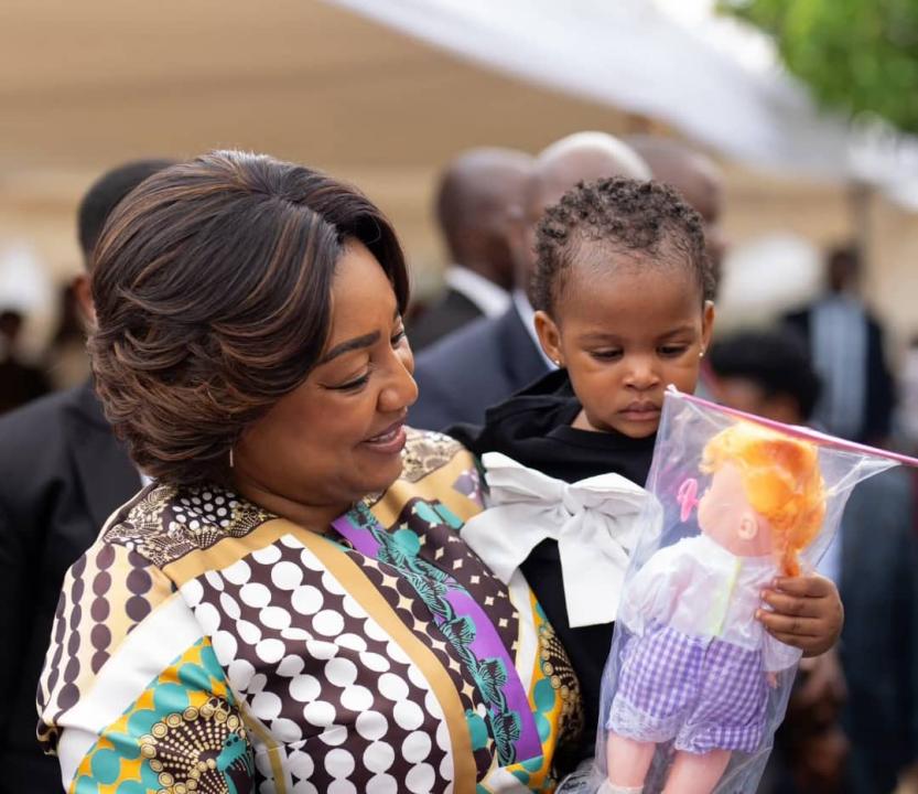 La Présidente de la Fondation LONA, Denise Nyakeru Tshisekedi avec une fillette. [Photo d'illustration]