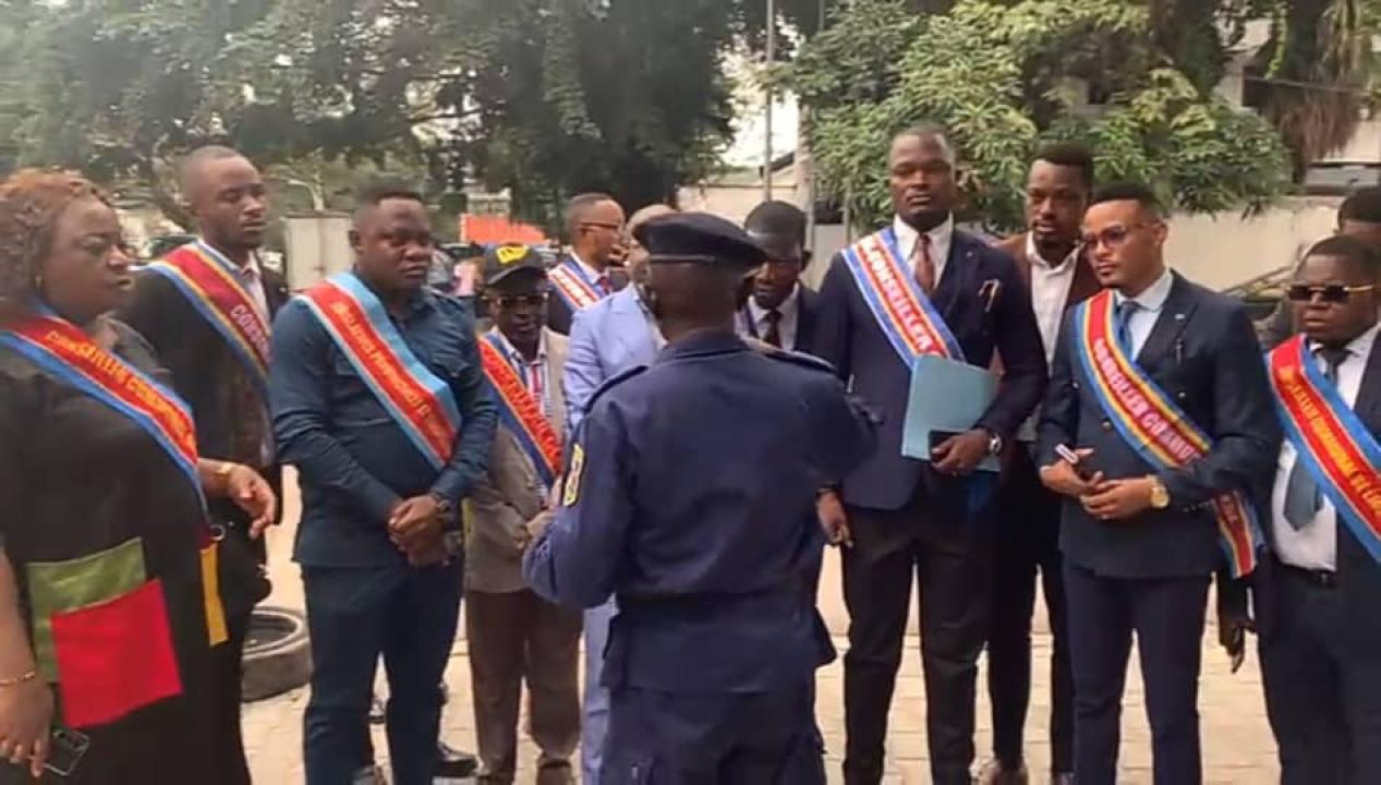 Quelques conseillers municipaux en plein sit-in à Kinshasa