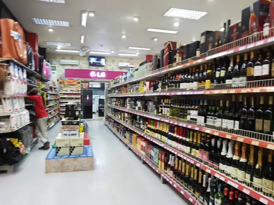 Un étalage des articles dans un supermarché à Kinshasa