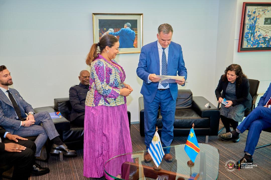 La ministre Thérèse Kayikwamba Wagner transmet le message du Président Tshisekedi à son homologue Uruguayen