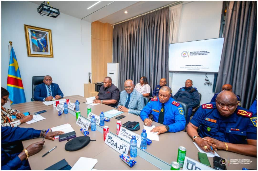 Le VPM Shabani en réunion sécuritaire d'évaluation avec les autorités urbaines et responsables de la PNC-Kinshasa
