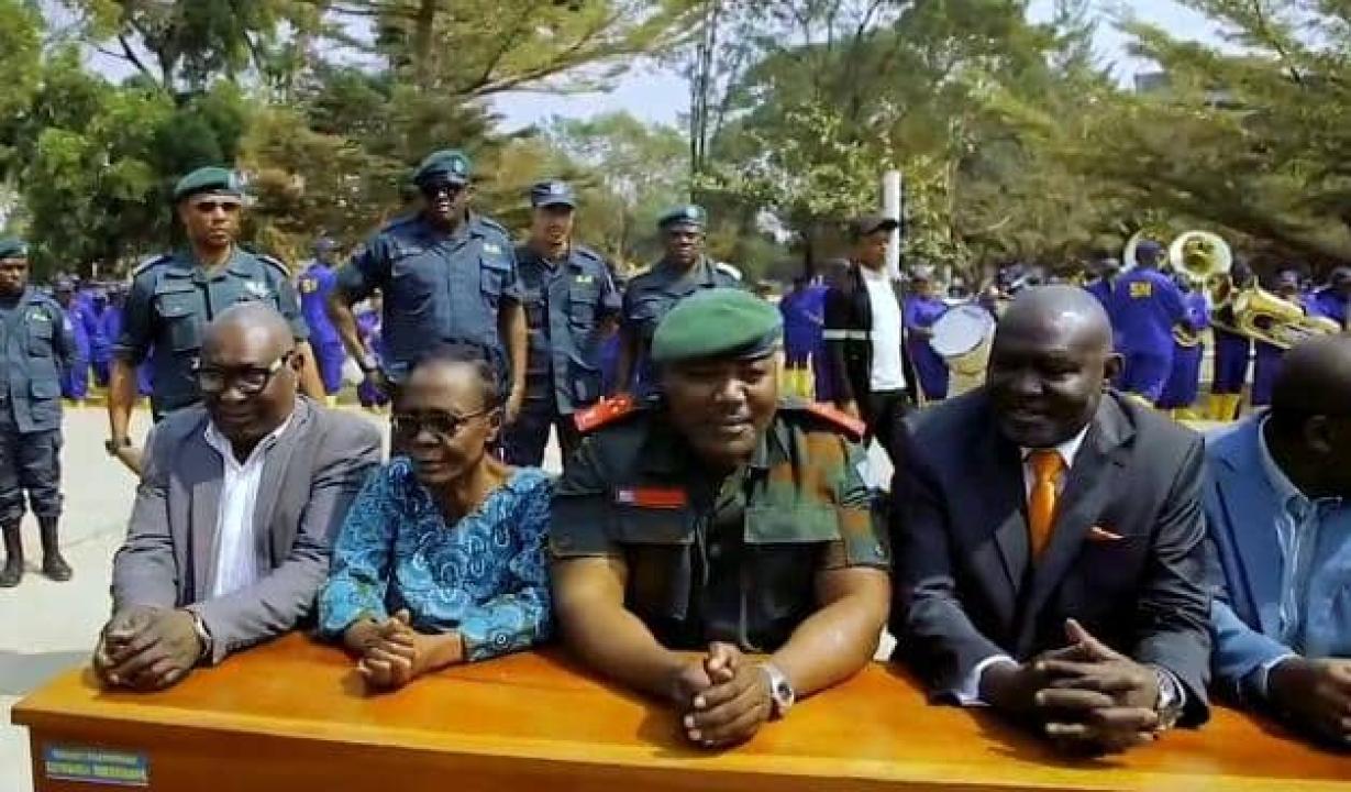 Le commandant du Service National, Jean-Pierre Kasongo Kabwik, et les membres du comité de gestion de l'ISP/Lubumbashi.
