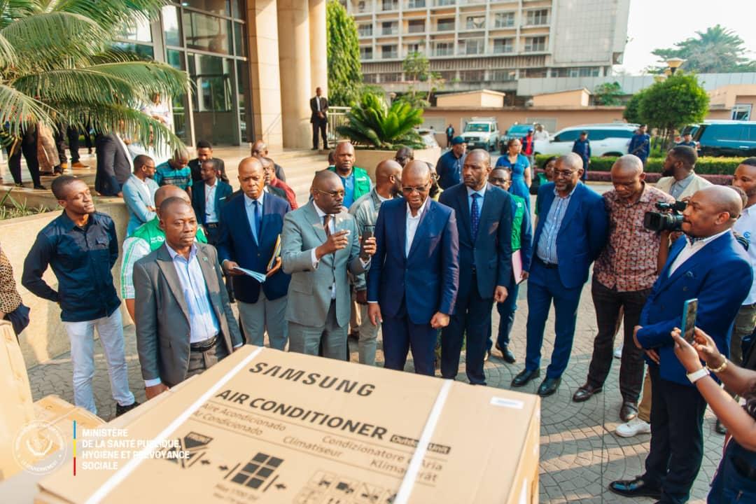 Le ministre de la Santé Publique Samuel Roger Kamba recevant le don de Africa CDC