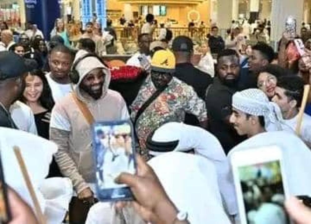 Fally Ipupa lors de son arrivée à Dubaï.