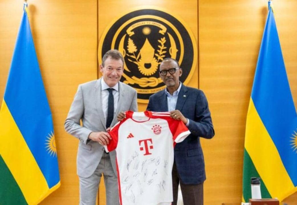 Président rwandais, Paul Kagame et l'un des dirigeants du Bayern Munich.