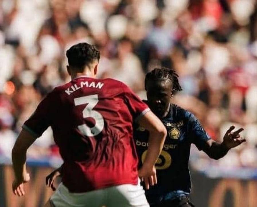 Ngal'ayel Mukau en duel avec le défenseur de West Ham, Kilman. [ Photo d'illustration ]