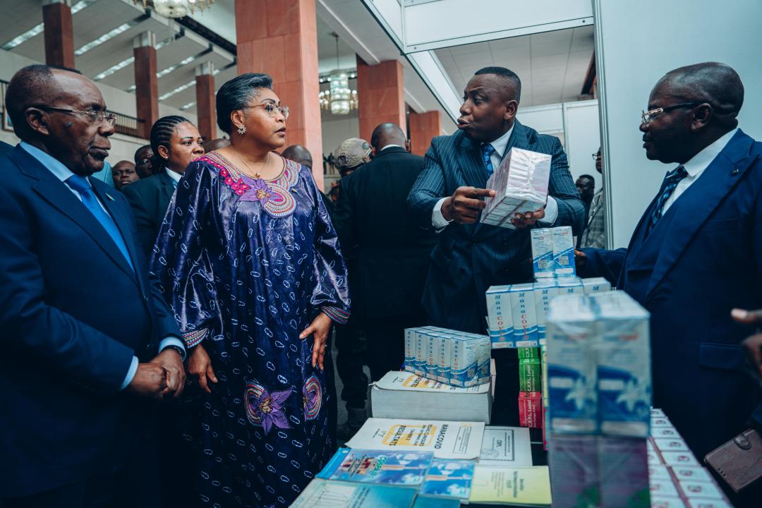La Première Ministre, Judith Suminwa, accompagnée du ministre sortant de la recherche scientifique, visite certains stands