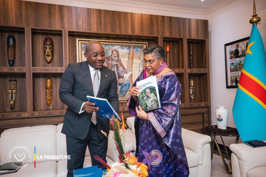 Le ministre Guy Loando remet à la Première Ministre Judith Suminwa le bilan des réformes majeures au portefeuille de l’aménagement du territoire