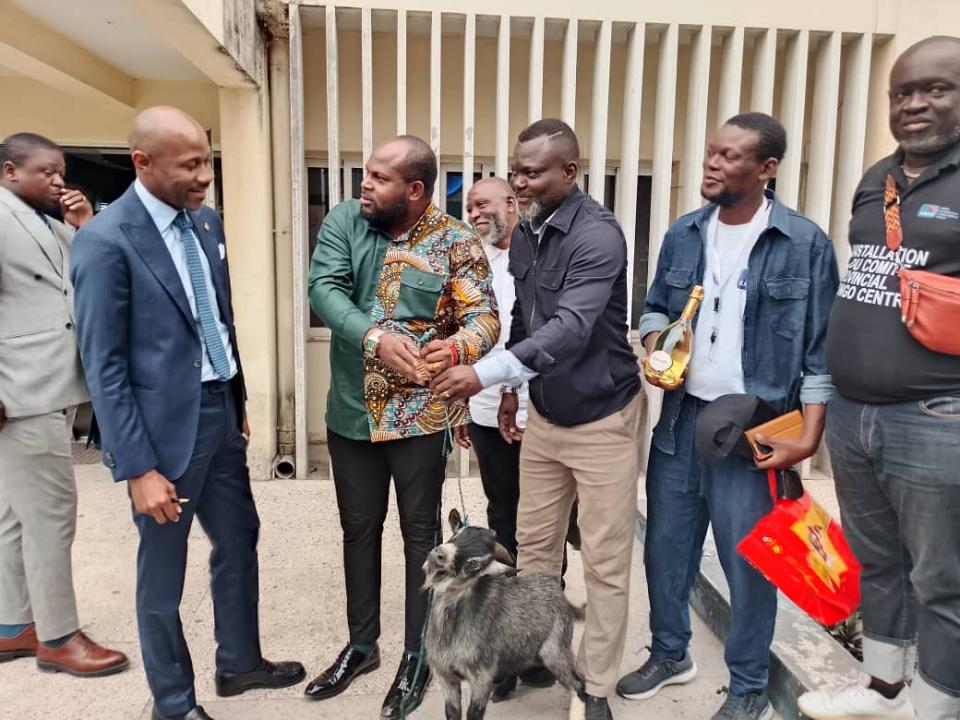La délégation de l'Union Nationale des Cameramen du Congo conduite par son président Kamalandua Merlin offre une chèvre au ministre Patrick Muyaya