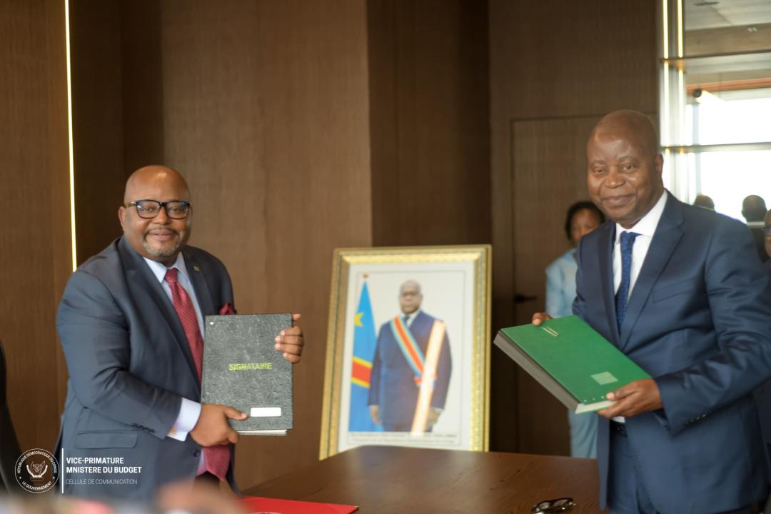 La remise et reprise entre le Ministre du budget sortant, Aimé Boji et le nouveau Ministre du Budget, Adolphe Muzito 