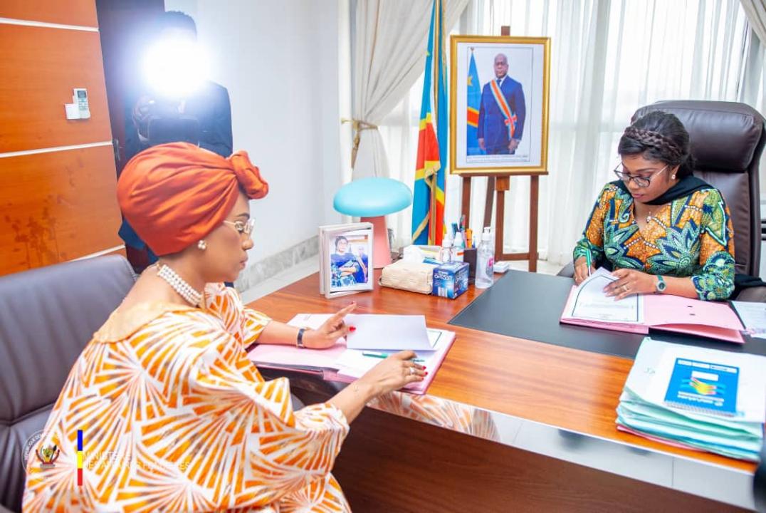 O’Neige N’sele, nouvelle ministre des Affaires foncières et la ministre sortante Acacia Bandubola [photo d'illustration]