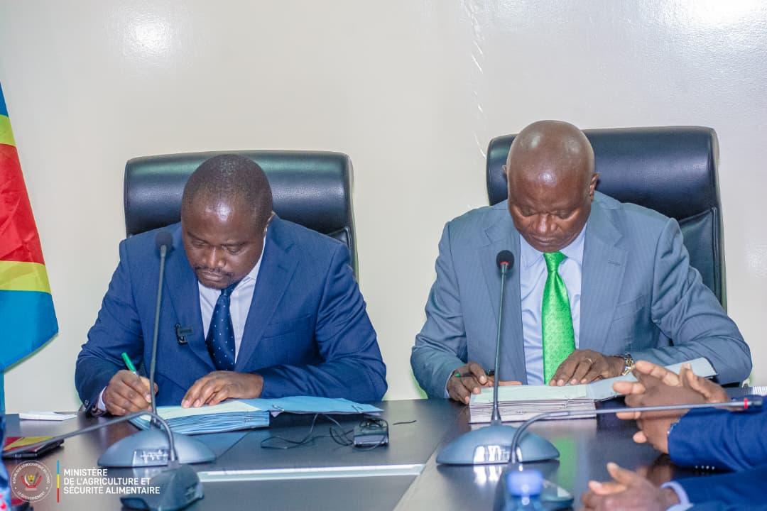 Remise et reprise entre Muhindo Nzangi et Grégoire Mutshail au ministère de l’Agriculture