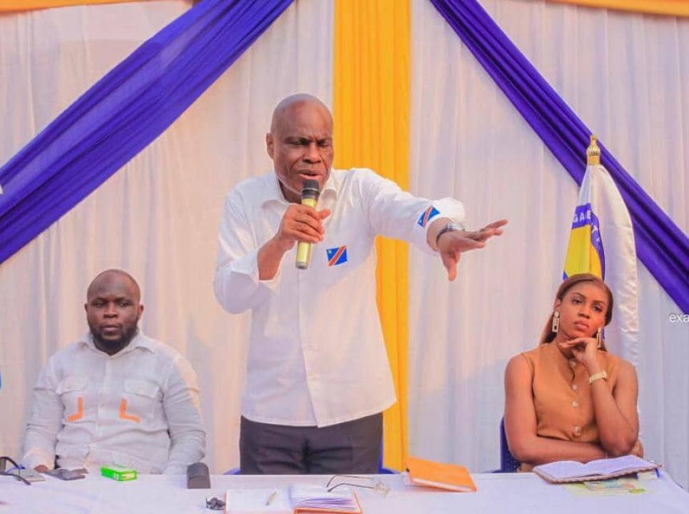 Martin Fayulu au milieu de deux responsables de la jeunesse de l'ECiDé, Daniel Mukoko Lupini et Divine Lala.